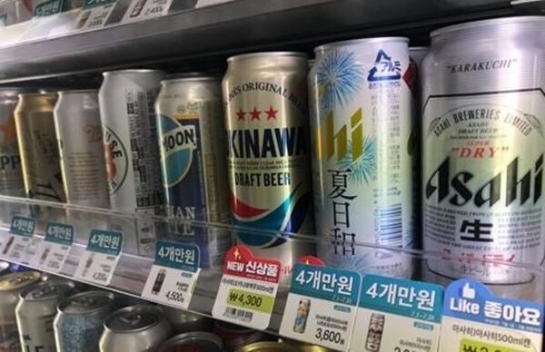sns상에서는 '아사히 생맥주 1잔 100만원, 기린 병맥주 1병 120만원'을 안내하는 현수막 사진도 등장하고 있다. (사진출처 = 연합뉴스)