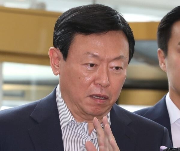 일본의 경제 보복 조치가 뜨거운 감자로 떠오른 가운데, 롯데그룹이 16일부터 오는 20일까지 닷새간 서울 잠실 롯데월드타워에서 올해 하반기 VCM(Value Creation Meeting, 옛 사장단 회의)을 진행해 신동빈 회장의 입에 관심이 뜨겁다. (사진출처=연합뉴스)
