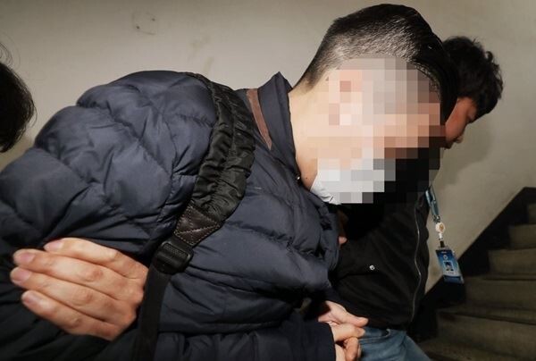 압송되는 SK그룹 3세 최모씨. (사진제공 = 연합뉴스)