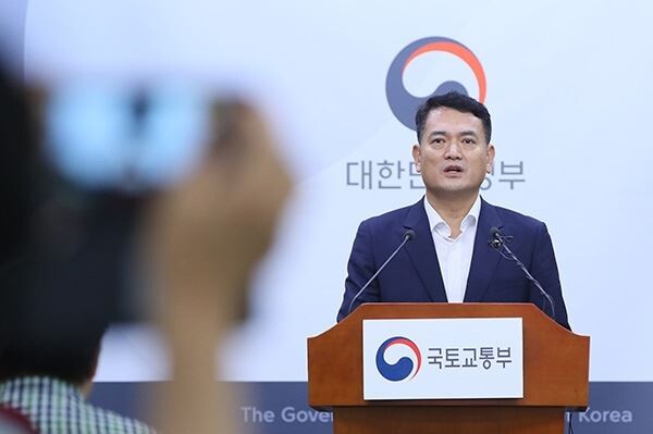 김경욱 국토교통부 2차관이 17일 세종시 정부세종청사 국토교통부에서 '타다' 등 모빌리티 플랫폼 업체의 다양한 운송서비스를 허용하는 등의 '택시제도' 개편방안을 발표하고 있다.[사진=연합뉴스]