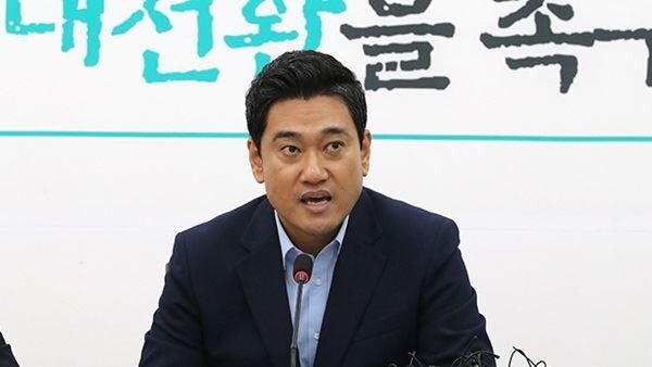 바른미래당 오신환 원내대표는 18일 민주노총이 내년도 최저임금 결정에 불복해서 끝내 총파업을 강행한 것과 관련 "경제사회노동위원회에 이어 최저임금위원회까지 사회적 대타협 기구들이 노동계의 철수로 사실상 무력화됐다"고 비판했다. (사진출처=연합뉴스)