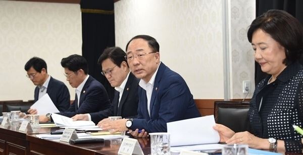 정부가 일본 수출규제 보복조치가 장기화 국면으로 치닫자, 불가피한 경우 국산화 시기를 앞당기기 위해 실증 테스트 등으로 연장근로가 불가피하다고 판단하면 특별연장근로를 인정하는 카드를 꺼내 들었다. (사진=연합뉴스)