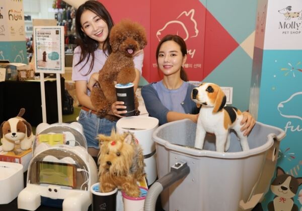 ▲21일 오전 스타필드 하남점 몰리스펫샵 앞 행사장에서 모델들이 반려동물 전용 가전제품들을 소개하고 있다. [사진=이마트]