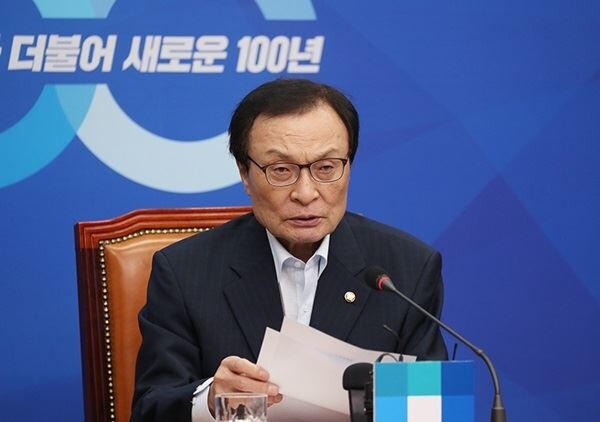 더불어민주당 이해찬 대표는 22일 "어제 일본 참의원 선거에서 집권여당연합이 과반을 확보했으나 평화헌법 개정을 위한 개헌 발의선은 실패했다"라며 "아마 이제부터 우리나라에 대한 경제 침략이 본격화 될 것"이라고 말했다. (사진제공=민주당)