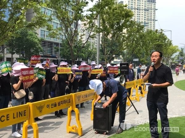 ▲전국아리따움가맹점주협의회장이 22일 아모레퍼시픽 본사앞에서 열린 집회에서 발언하는 모습. [사진=김자혜 기자]