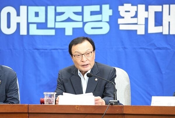 더불어민주당 이해찬 대표는 26일 "아베 총리가 3가지 원료를 규제하겠다고 하는 것은 세계 전체 반도체 시장의 생태계에 큰 교란을 가져올 수 있는 매우 잘못된 판단"이라고 비판했다. (사진제공=민주당)
