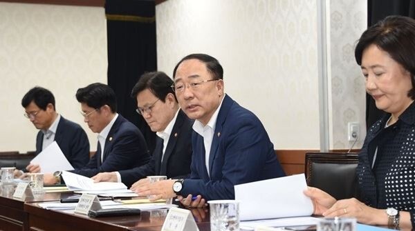 정의당은 29일 "문재인 정부는 일본수출규제 대응책을 앞세운 위험한 규제 완화 추진을 당장 멈춰야 한다"라며 "국가적 위기를 핑계 삼아 노동자, 서민에게 빨대 꽂으려는 재계의 심산에 정부는 휘둘리지 말아야 한다"라고 촉구했다. (사진=연합뉴스)