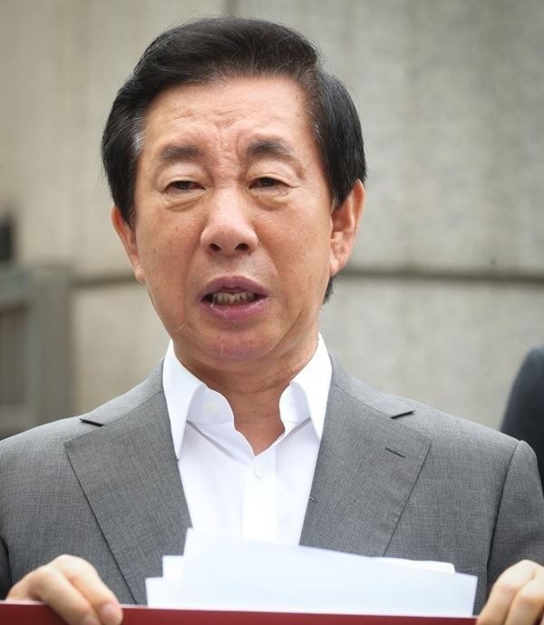 자유한국당 김성태 의원이 딸의 계약직 지원서를 KT에 '직접' 전달한 것으로 검찰 수사 결과 드러나 파문이 커질 전망이다. (사진제공=연합뉴스)