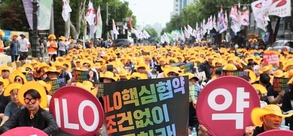 30일 고용노동부가 국제노동기구(ILO) 핵심협약 비준을 위한 정부 입법안을 공개한 것과 관련해 노사 양측 모두 반발의 수위를 높이고 있다. (사진제공=연합뉴스)