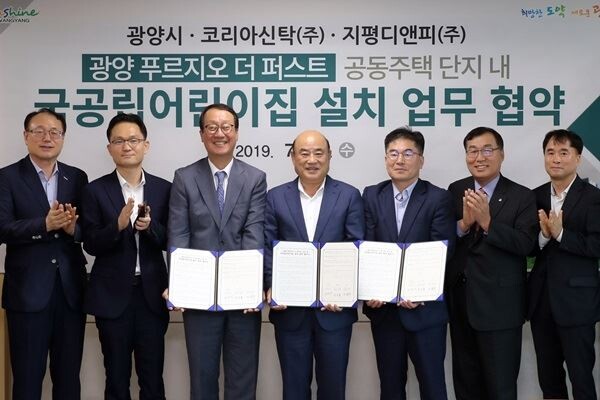 지난 달 31일 대우건설은 전남 광양시청에서 광양시와 ‘광양 푸르지오 더 퍼스트’ 단지 내 국공립어린이집 설치를 위한 업무협약을 체결했다. (왼쪽 세 번째부터)코리아신탁㈜ 최익종대표, 정현복 광양시장,지평디앤피㈜ 신일수 대표, 대우건설 전윤영 마케팅실장 등 관계자들이 기념촬영을 하고 있다.)