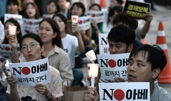 일본이 한국을 '백색국가'에서 제외하는 수출무역관리령 개정안을 2일 각의(국무회의)에 상정해 처리할 전망이다. (사진제공=연합뉴스)
