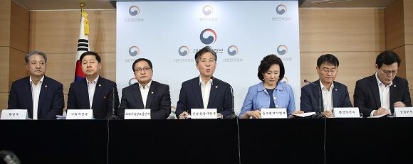 성윤모 산업통상자원부 장관이 5일 오전 정부서울청사 브리핑룸에서 대외의존형 산업구조 탈피를 위한 '소재·부품·장비 경쟁력 강화대책'을 발표하고 있다. 왼쪽부터 박천규 환경부 차관·구윤철 기획재정부 제2차관·유영민 과학기술정보통신부 장관·성 장관·박영선 중소벤처기업부 장관·윤종인 행정안전부 차관·최종구 금융위원장.[사진=연합뉴스]