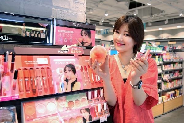 ▲랄라블라에서 판매되는 과일 뷰티아이템을 모델이 선보이고 있다. [사진=GS리테일]