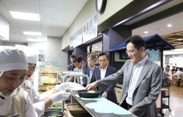 7일 삼성전자에 따르면 이재용 부회장은 지난 6일 충남 온양사업장과 천안사업장을 잇따라 방문, 반도체 부문 최고경영진과 함께 최근 일본의 무역 보복 사태와 관련한 대응 방안을 논의했다. (사진제공=연합뉴스)
