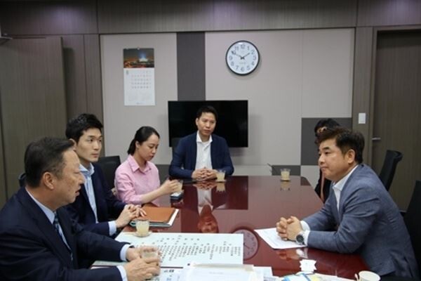 13일 서울 여의도 국회 의원회관에서 박용만 대한상의 회장이 국회 정무위원회 소속 김병욱 위원을 만나 청년벤처 규제개혁을 논의하고 있다. (사진제공=김병욱 의원실)