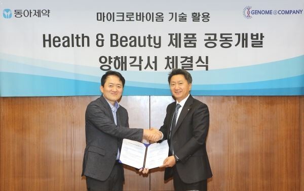▲동아제약, 지놈앤컴퍼니 Health & Beauty 제품 공동개발 업무협약 체결식에서 최호진 동아제약 사장(오른쪽)과 배지수 지놈앤컴퍼니 대표가 기념사진을 촬영하고 있다. [사진=동아제약]