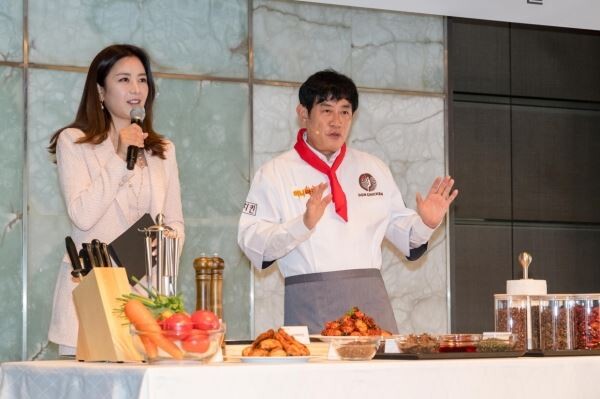▲(사진에서 오른쪽) 돈치킨 주주와 제품모델로 활동중인 방송인 이경규가 20일 열린 기자간담회에서 신제품을 소개하고 있다. [사진=돈치킨]