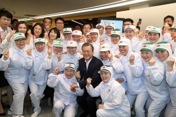 ▲문재인 대통령은 20일 전라북도 익산시 망성명 (주)하림 본사를 방문해 하림그룹의 농식품 분야 대규모 투자와 일자리 창출 현황을 보고받았다. [사진=하림]