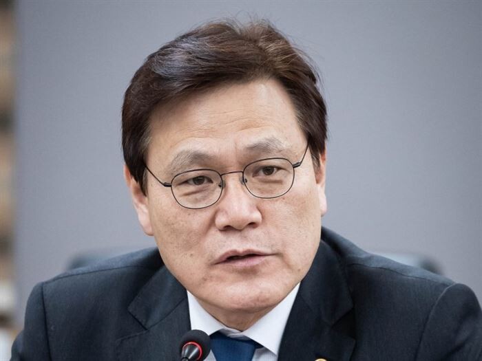 최종구 금융위원장이 22일 오전 서울 여의도 국회에서 열린 정무위원회 전체회의에서 추혜선 의원의 질의에 답변하고 있다.[사진 = 금융위원회]