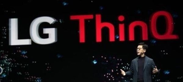 LG전자가 스마트폰으로 가전제품을 제어하는 ‘LG 씽큐(LG ThinQ)’ 앱(App)에 음성인식 기능을 추가하기로 했다. (사진제공=연합뉴스)