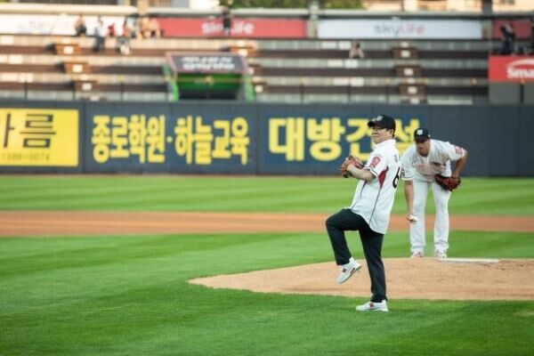 지난 22일 수원kt위즈파크에서 열린 신협 스폰서데이에서 시구를 하고 있는 김윤식 신협중앙회장[사진제공=신협중앙회]