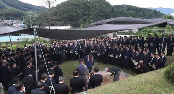 모란공원에 안장되는 고 이인원 롯데그룹 부회장. (사진제공=연합뉴스)