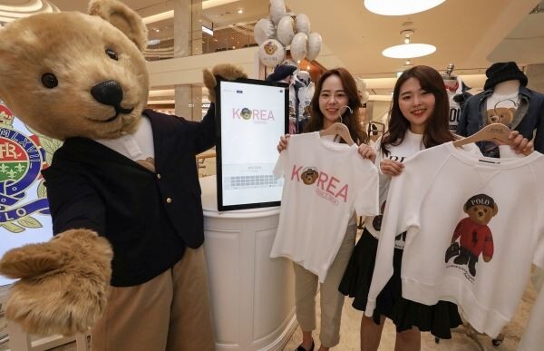 ▲3일 현대백화점 판교점 폴로?‘CYO’?통해 제작된 티셔츠를 소개하고 있다.?[사진=현대백화점]