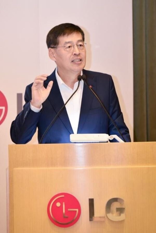 LG화학 신학철 부사장. LG화학이 미국 소재 기업 유니버설 디스플레이(Universal Display Corporation, 이하 UDC)와 OLED 핵심물질인 발광층의 성능 개선을 위해 손을 잡는다. (사진제공=연합뉴스)