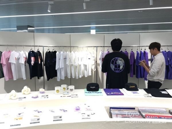 ▲쇼룸형태의 샵(Shop)에 비치된 상품. 패션 뿐아니라 굿즈, LP 등 문화관련 아이템도 취급한다. 테라스에서만 구매 가능한 상품. [사진=김자혜 기자]