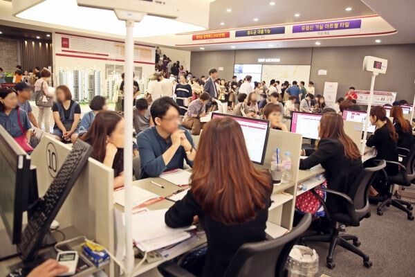 △ 사진은 송파 시그니처 롯데캐슬 견본주택에 몰려든 방문객들 모습.