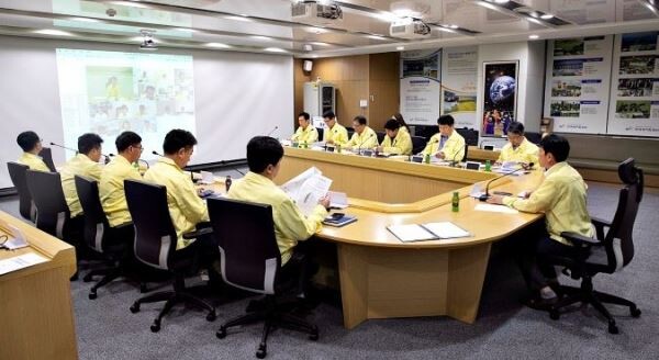 농어촌공사는 재난안전종합상황실에서 영상회의를 열고 사업부서별, 지역별로 사전대비상황과 대응계획 전반에 대해 점검했다.[사진제공=농어촌공사]