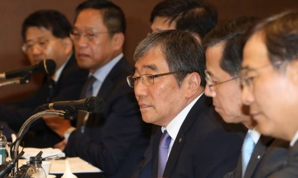 윤석헌 금융감독원장이 6일 서울 중구 은행회관에서 취임 이후 처음으로 신용카드사 최고경영자(CEO)들과 간담회 자리를 가졌다. [사진 = 연합뉴스 제공]