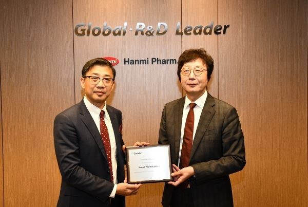 ▲한미약품 권세창 사장과 클래리베이트 데이비드 리우 APAC 총괄 부사장이 6일 진행된 트로피 수여식에서 기념촬영을 하고 있다. [사진=한미약품]