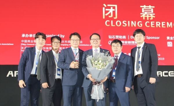 ▲정승인 세븐일레븐 대표이사(오른쪽 세번째)와 임직원들이 수상 후 기념촬영을 하고 있다. [사진=코리아세븐]