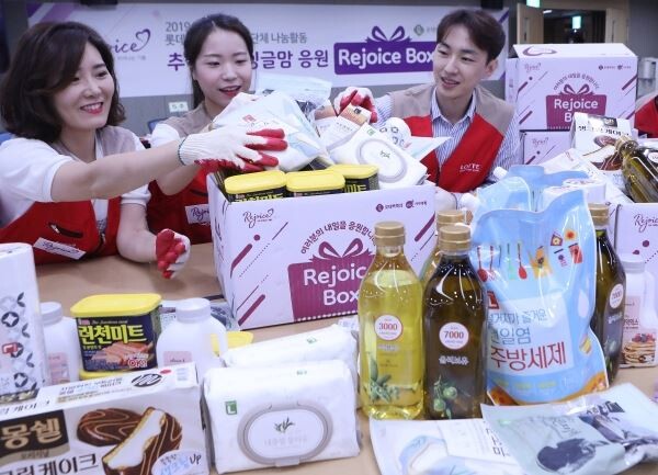 ▲9일 롯데백화점 본점 교육장에서 롯데백화점 임직원들이 미혼모를 위한 리조이스 박스를 구성하고 있다. 리조이스 박스는 기저귀, 물티슈, 분유 등 미혼모들에게 꼭 필요한 상품들로 구성됐으며, 이날 총 200여명의 미혼모들에게 바로 전달 될 예정이다. [사진=롯데백화점]