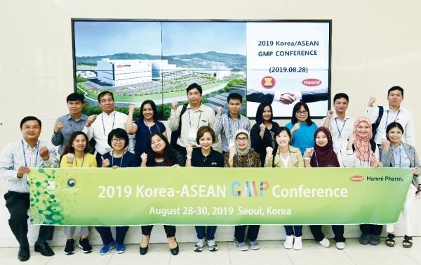 ▲한미약품 팔탄 스마트플랜트를 방문한 아세안 GMP 조사관들. [사진=한미약품]