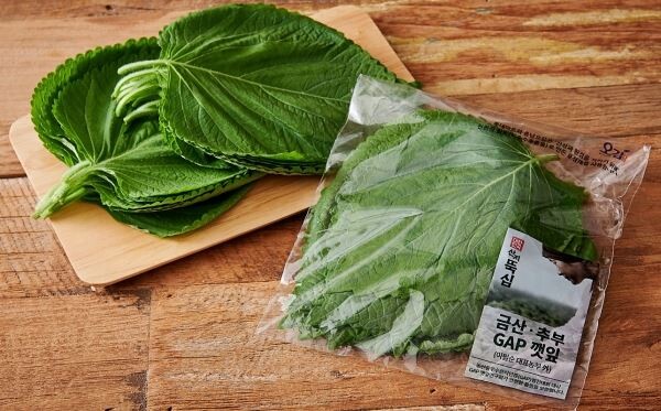 ▲친환경 포장재가 적용된 금산 추부 GAP 깻잎 상품. [사진=롯데마트]