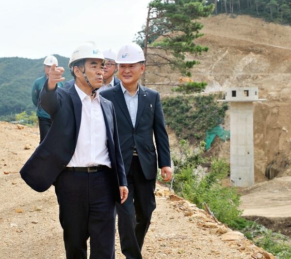 김인식사장은 강원 고성 농촌용수개발사업 추진현황을 집중점검하고 안전영농대책과 현장대응력 강화를 강조했다.[사진제공=농어촌공사]