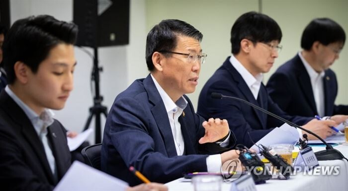 은성수 금융위원장은 20일 서민금융통합지원센터 직원들과 함께 현장간담회를 열었다.[사진 = 연합뉴스 제공]
