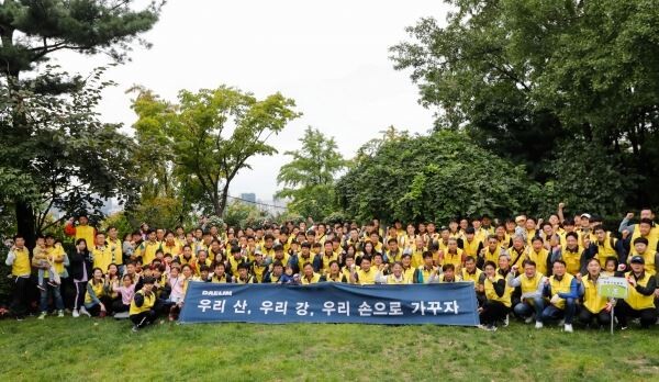 대림산업 임직원 가족들이 남산 야외식물원에서 맑음나눔 활동에 앞서 단체 사진을 촬영하고 있다.[사진제공=대림산업]