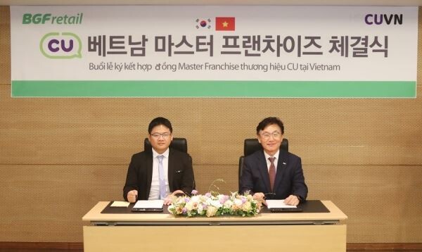 ▲BGF리테일 박재구 대표(右)가 CUVN 응우옌만민 대표와 MFC계약을 체결하고 있다. [사진=BGF리테일]