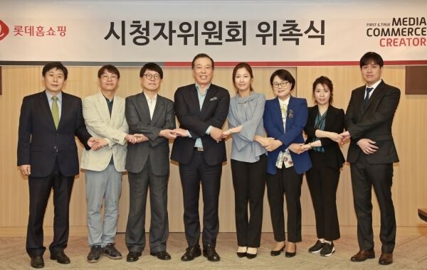 ▲롯데홈쇼핑은 지난 23일 서울 영등포구 양평동 본사에서 제3기 시청자위원회 위촉식을 진행하고, 기념사진을 촬영했다. (사진 왼쪽부터) 정재욱 법무법인 영진 변호사, 이승조 중앙대 미디어커뮤니케이션학부 교수, 김동민 민주언론시민연합 이사, 이완신 롯데홈쇼핑 대표, 양지인 한양여대 항공과 교수, 조유현 중앙대 경영학부 교수, 황조혜 경희대 외식경영학과 교수, 신상민 법무법인 태림 파트너 변호사. [사진=롯데홈쇼핑]