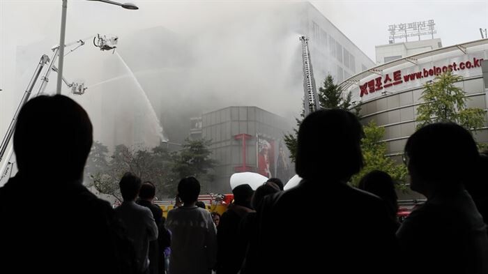 지난 22일 새벽 서울 동대문 제일평화시장에 있는 의류상가에서 화재가 발생해 16시간 만에 진화됐다.[사진 = 연합뉴스 제공]