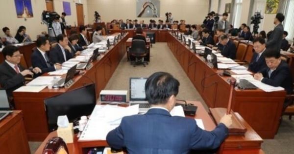 ▲25일 2019년도 국정감사 계획서 채택의 건 등을 논의하는 국회 과학기술정보방송통신위원회 전체회의에서 더불어민주당 소속 노웅래 위원장이 의사봉을 두드리고 있다. [사진=연합뉴스]