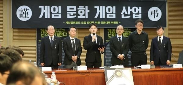 게임이용 장애(게임중독)가 만약 '질병'으로 규정될 경우, 게임 방송광고 시장 규모가 3년 동안 1256억원 감소할 것이라는 연구 결과가 나왔다. (사진제공=연합뉴스)
