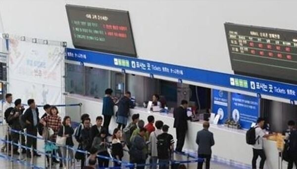 코레일의 여객 매표와 역 시설물 관리, KTX 특송 업무 등을 하는 코레일네트웍스와 고객상담 업무를 맡는 철도고객센터 노동조합이 자회사 저임금 차별 해소를 요구하며 26일 파업에 돌입했다. (사진제공=연합뉴스)