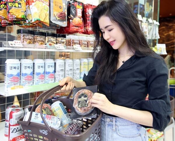 ▲소비자가 GS25에서 한끼스테이크와 함께 수제 맥주를 보고있다. [사진=GS리테일]