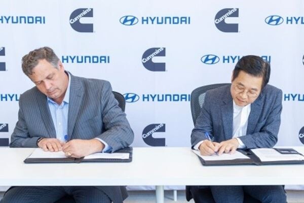 왼쪽부터 커민스 전략기획담당 태드 이왈드, 현대자동차 연료전지사업부장 김세훈 상무가 수소연료전지 분야의 전략적 협력 강화 MOU를 체결하고 있다. (사진제공=현대차)