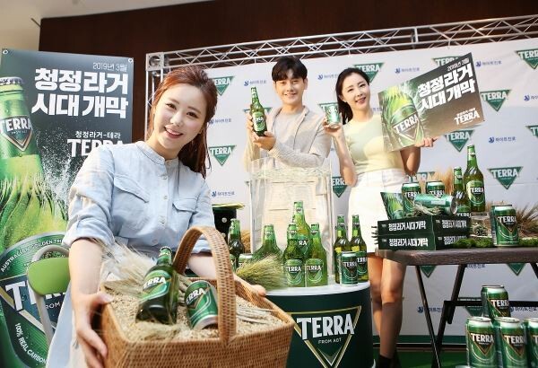 하이트진로는 테라가 여름 성수기 시즌인 7, 8월에만 300만 상자(한 상자당 10L 기준) 이상 판매하며, 2억병 판매를 돌파하는 등 출시 초기 가장 빠른 판매속도를 기록하면서 하반기 판매에 더욱더 기대를 낳고 있다.[사진제공=하이트진로]