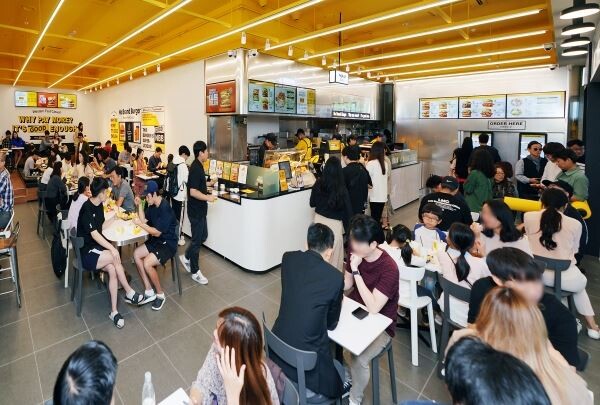 ▲노브랜드버거 코엑스점 전경. [사진=신세계푸드]